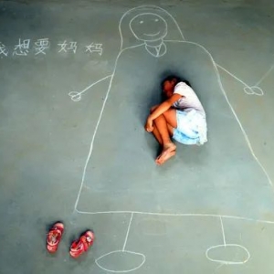 生父离世，生母出走，花甲爷爷无力抚养，盐城十岁男孩起诉生母索要抚养费。 ...